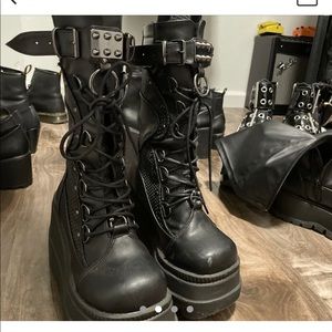 Demonia Shaker 7 Platform Boots